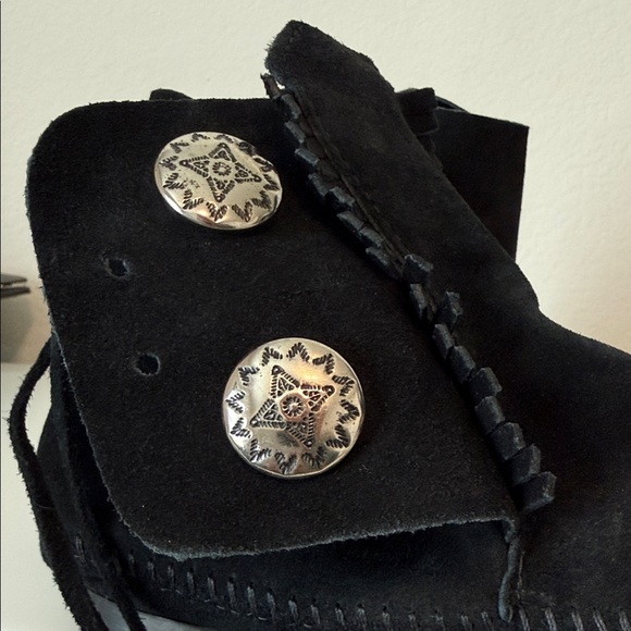 Minnetonka Black Suede Two Button Hardsole Fringe Bootie NWOB Size 9.5 - Picture 6 of 6